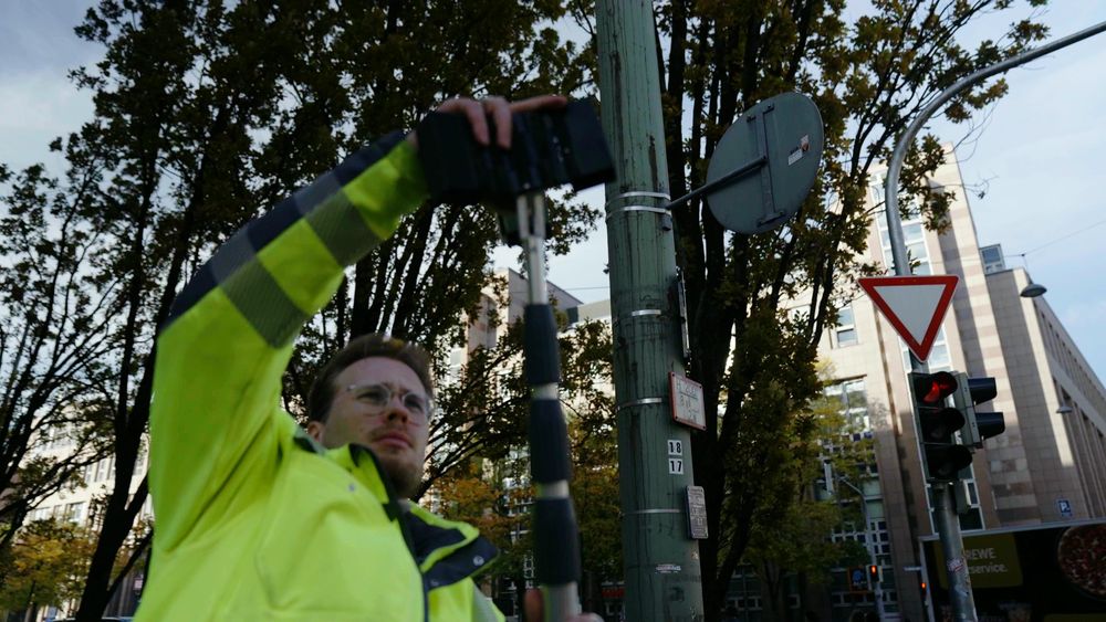 mouver-Techniker bei der Kameramontage am Mast