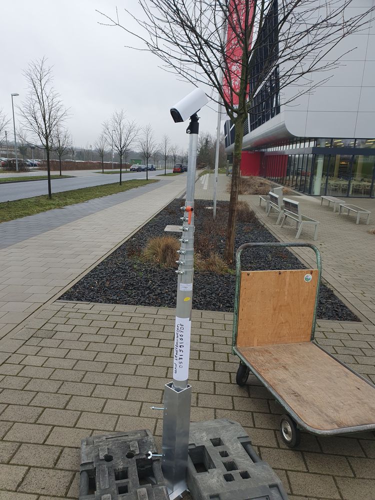 Einer unserer ersten Kameraprototypen im Test vor dem Institutsgebäude unserer Heimatuniversität